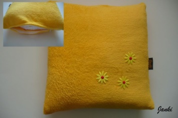 Polštářek s květy - žlutý